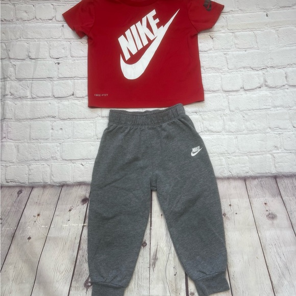 Nike Little Boys' Gradient Futura T-Shirt n’Fleece Jogger Pants Set.Red/gray 18M - Picture 2 of 6